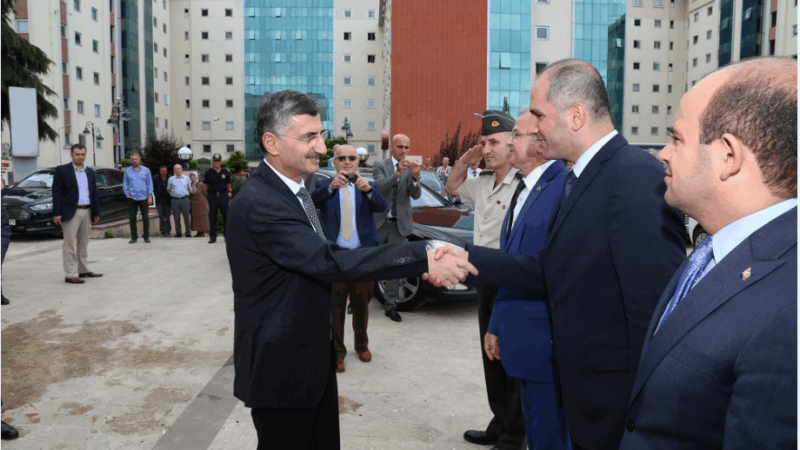 Türk Bayrağı Dalgalansın Diye